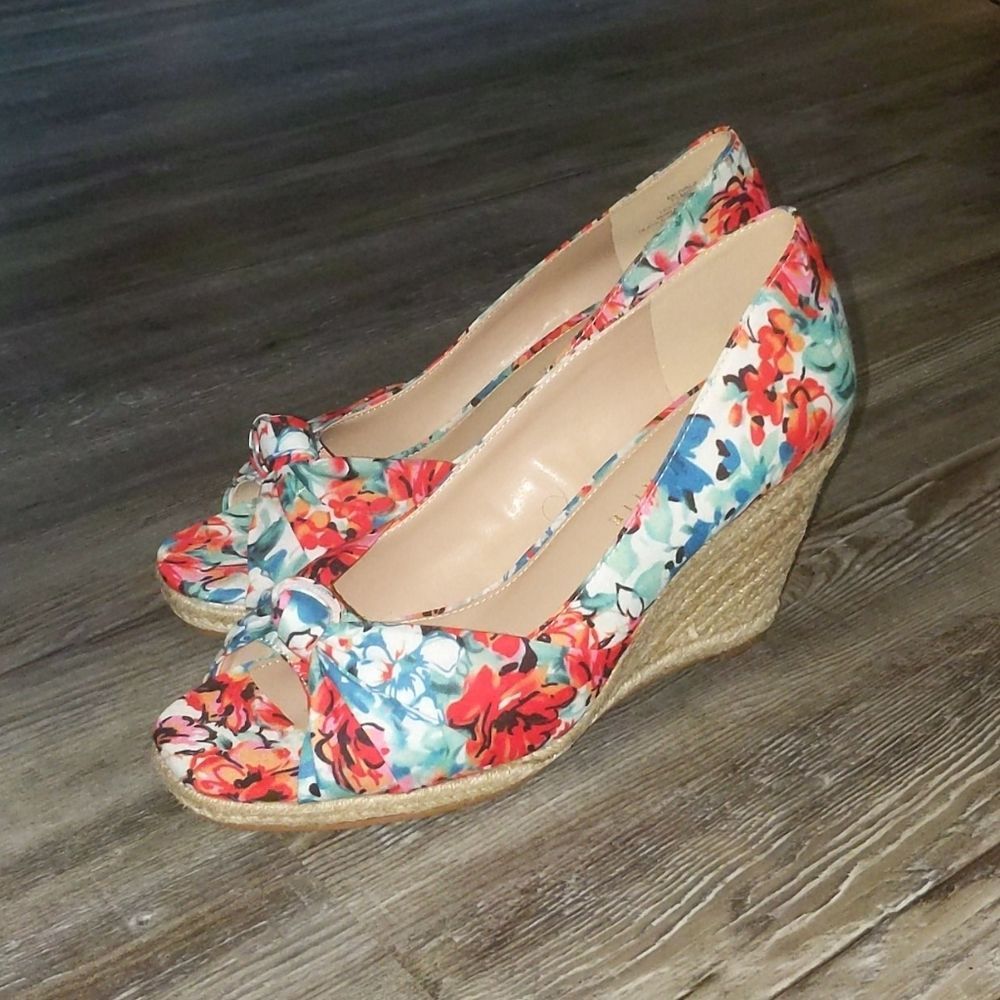 Kelly & Katie Ivala  floral print wedges Sz 7.5